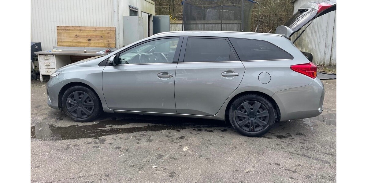 Toyota Auris Touring 155.000 km 7.300 &euro; Siegen 57072