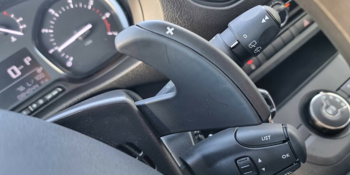 Opel Zafira Life Edition M Vivaro 9-Sitzer Automatik 84.300 km 28.500 &euro; Garrel 49681