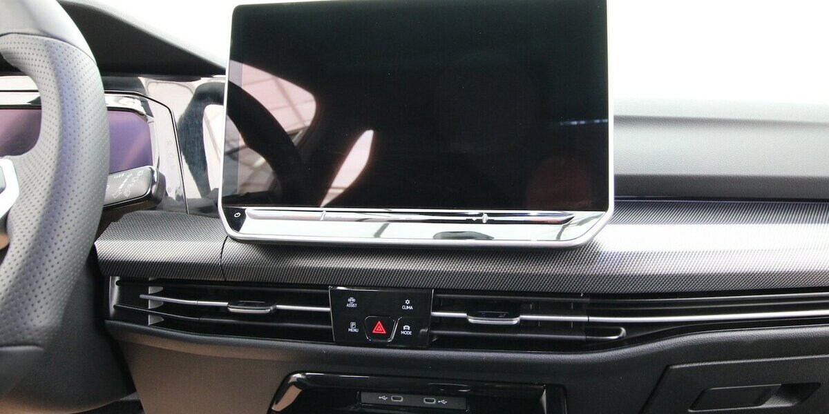 VW Golf VIII Variant 1.5 TSI R-Line LED+KAMERA+ACC 30.953 km 26.700 &euro; Hagenow 19230