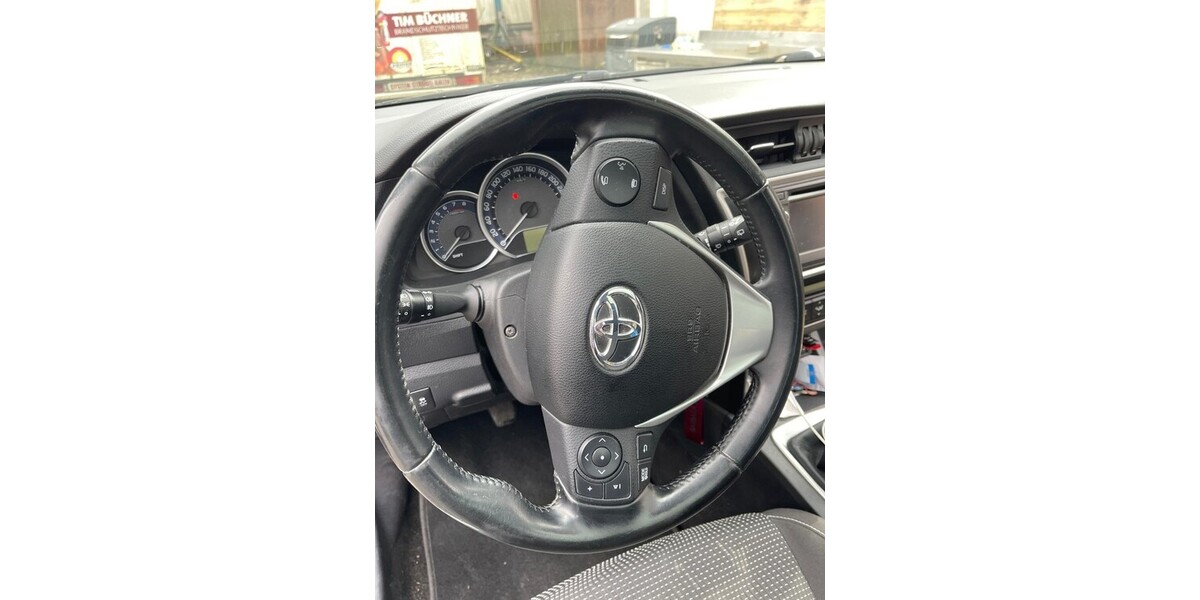 Toyota Auris Touring 155.000 km 7.300 &euro; Siegen 57072