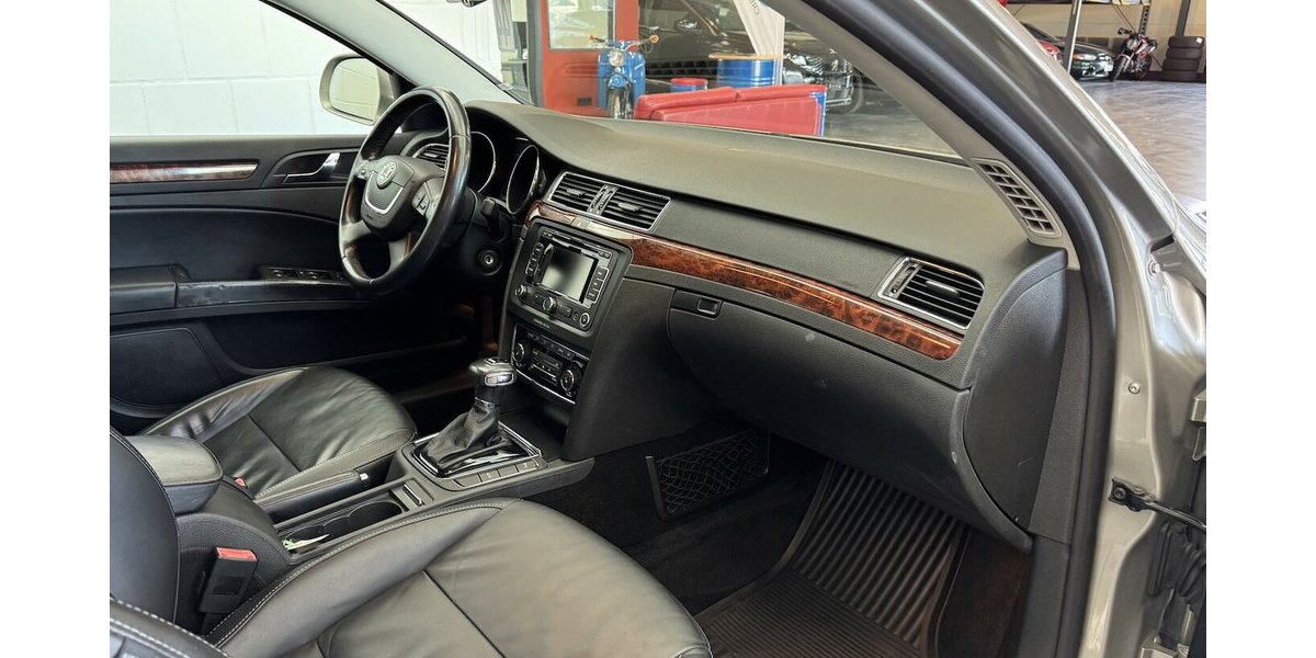 Skoda Superb Elegance elektr. Sitze & Panoramadach 104.000 km 9.999 &euro; Lich 35423