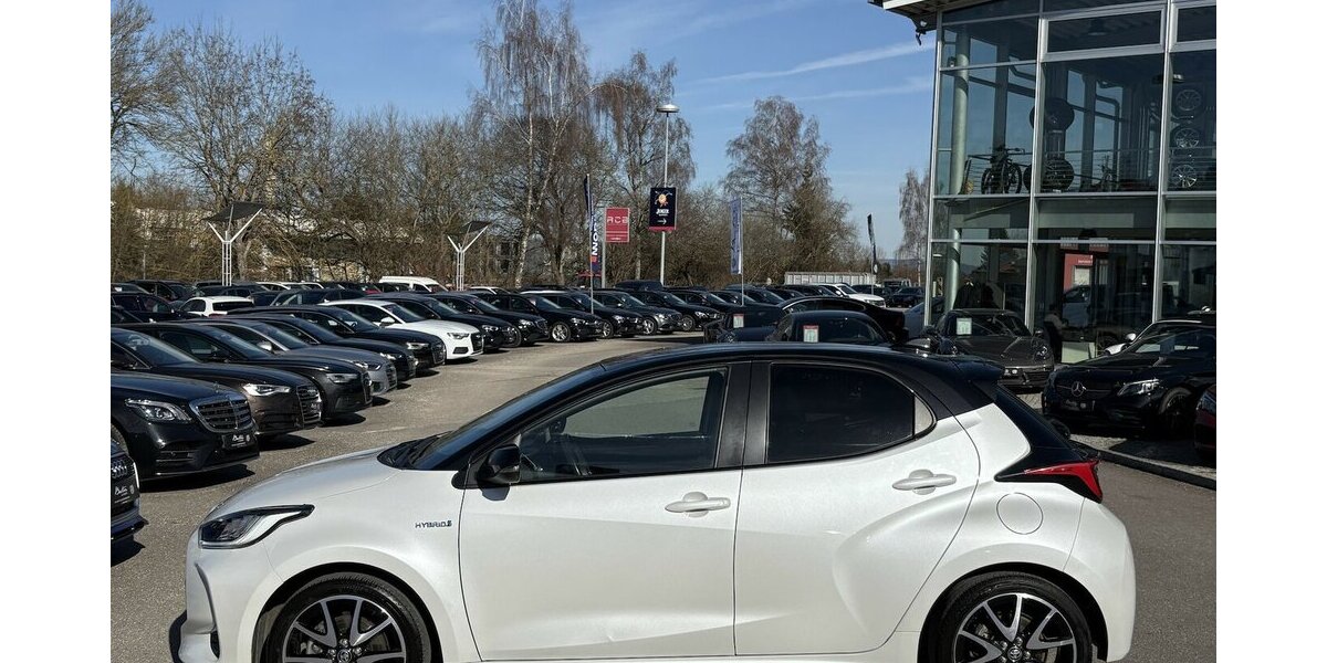 Toyota Yaris 1.5 Hybrid Black&White DAB/KAMERA/1.HAND 29.792 km 19.900 &euro; Villingen-Schwenningen 78054