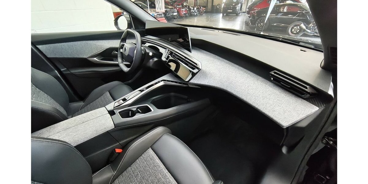 Peugeot 5008 Allure 145 E Hybrid 360° Cam 7 Sitze 43.850 km 28.630 &euro; Lich 35423