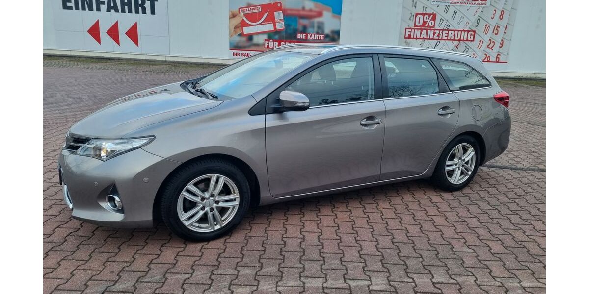 Toyota Auris 116.000 km 10.500 &euro; Halle/S. 06132
