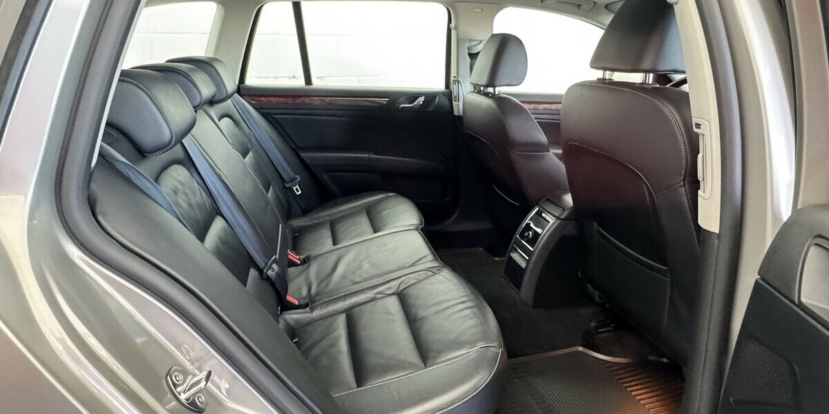 Skoda Superb Elegance elektr. Sitze & Panoramadach 104.000 km 9.999 &euro; Lich 35423
