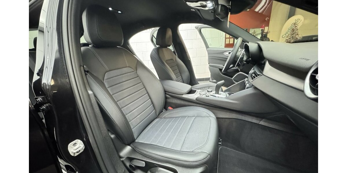 Alfa Romeo Giulia 2.0 Sprint Turbo 16V Xenon Leder Carplay 23.400 km 28.740 &euro; Lich 35423