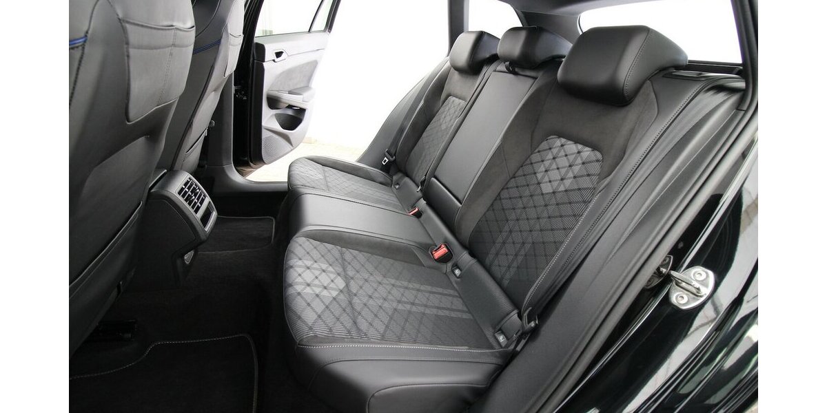 VW Golf VIII Variant 1.5 TSI R-Line LED+KAMERA+ACC 30.953 km 26.700 &euro; Hagenow 19230