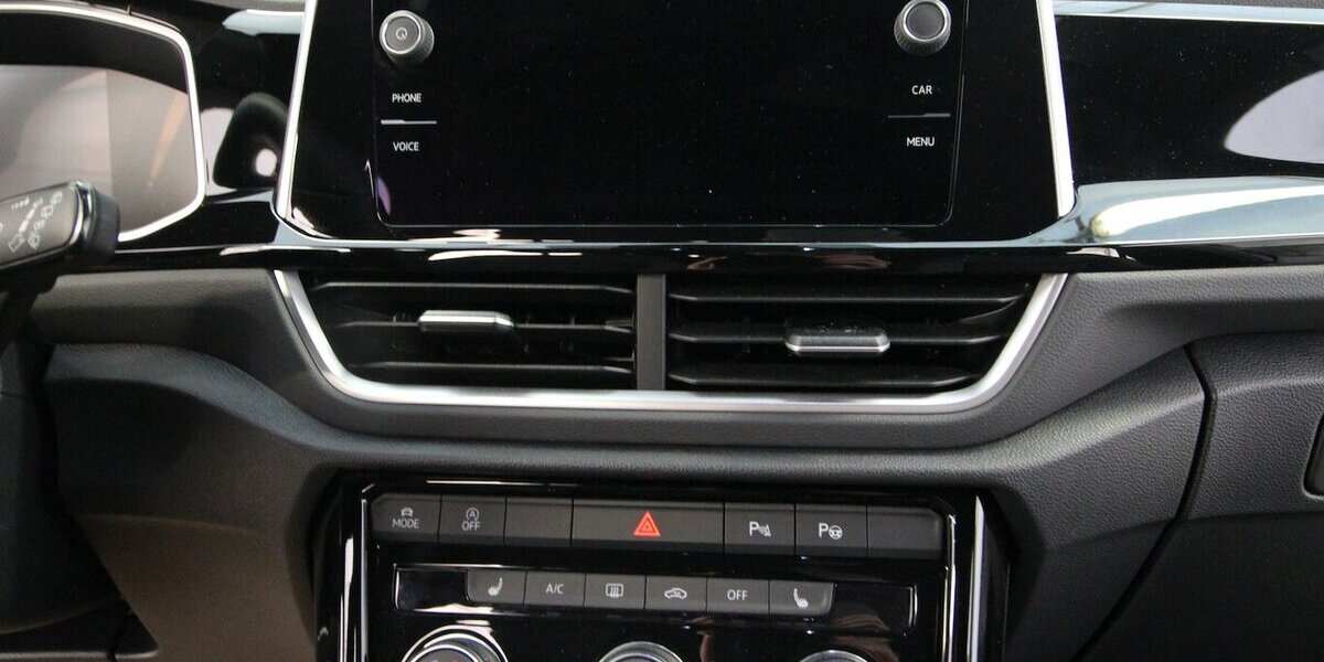 VW T-Roc TSI R-Line LED+ACC+SITZHEIZUNG 24.085 km 24.900 &euro; Hagenow 19230