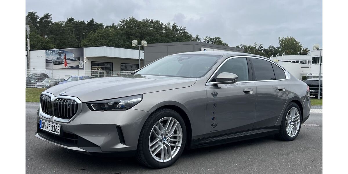 BMW i5 3.000 km 65.813 &euro; Wildau 15745