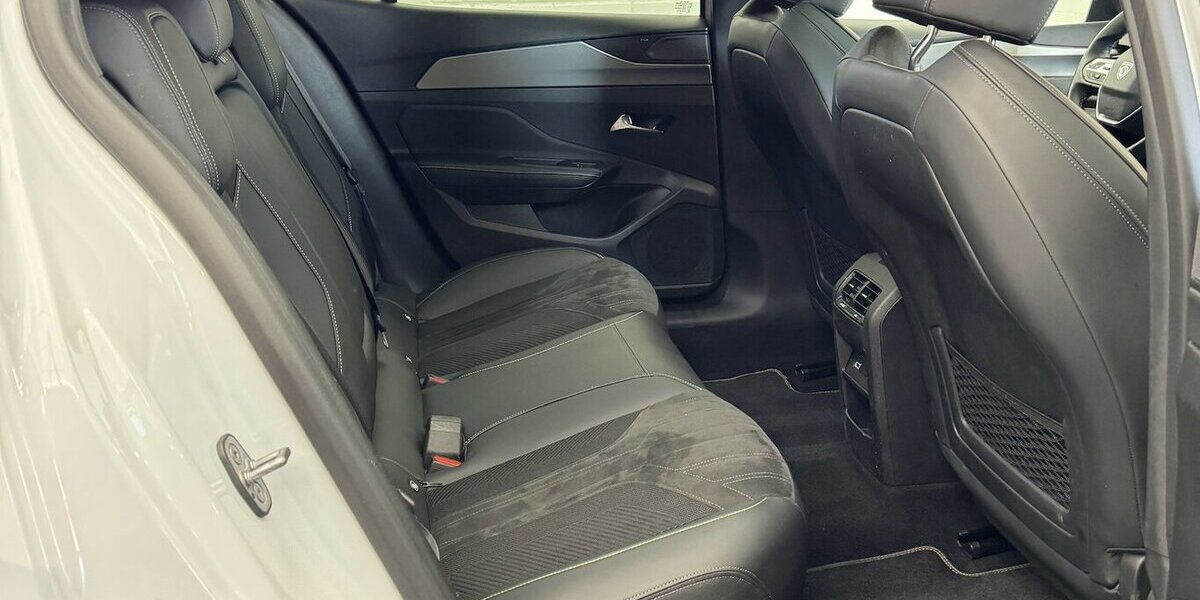 Peugeot 408 GT 130 PureTech EAT8 Focal Panodach 32.000 km 24.370 &euro; Lich 35423