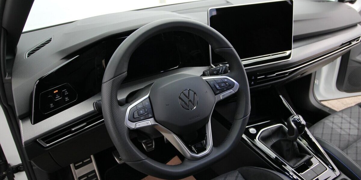 VW Golf VIII Variant 1.5 TSI R-Line LED+KAMERA+ACC 29.466 km 26.700 &euro; Hagenow 19230