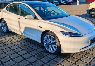 Tesla Model 3 3.679 km 44.970 &euro; Braunschweig 38112