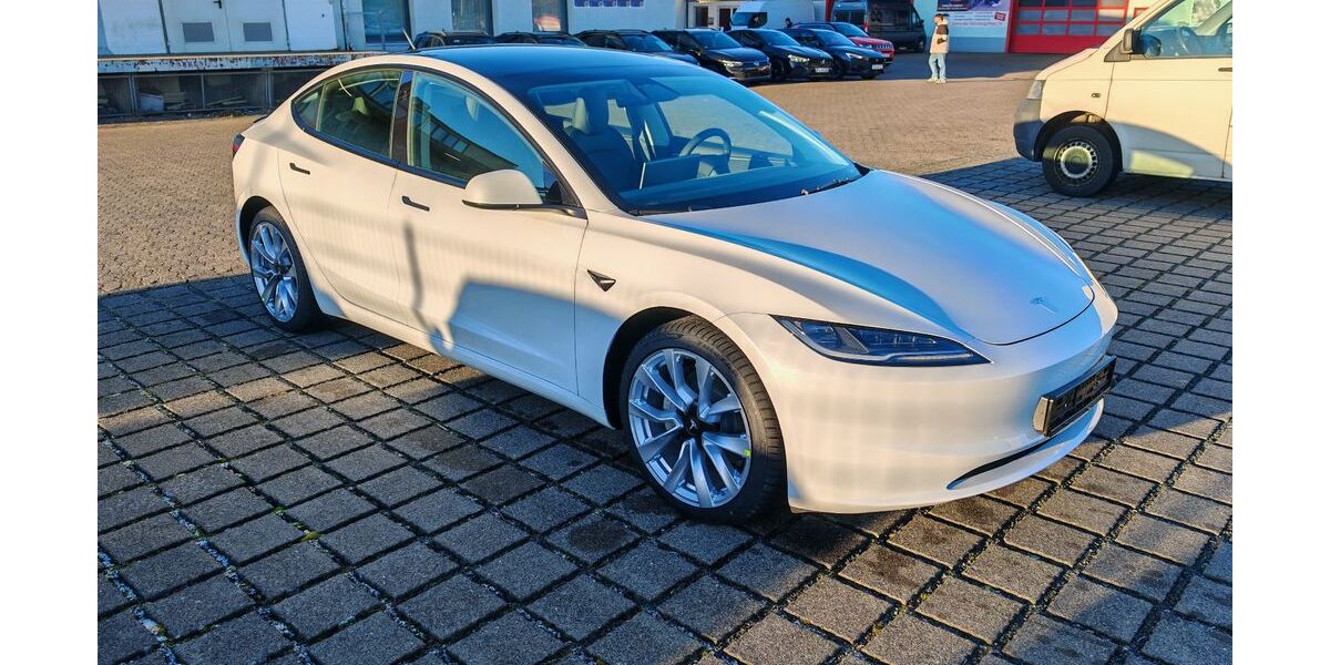 Tesla Model 3 3.679 km 44.970 &euro; Braunschweig 38112
