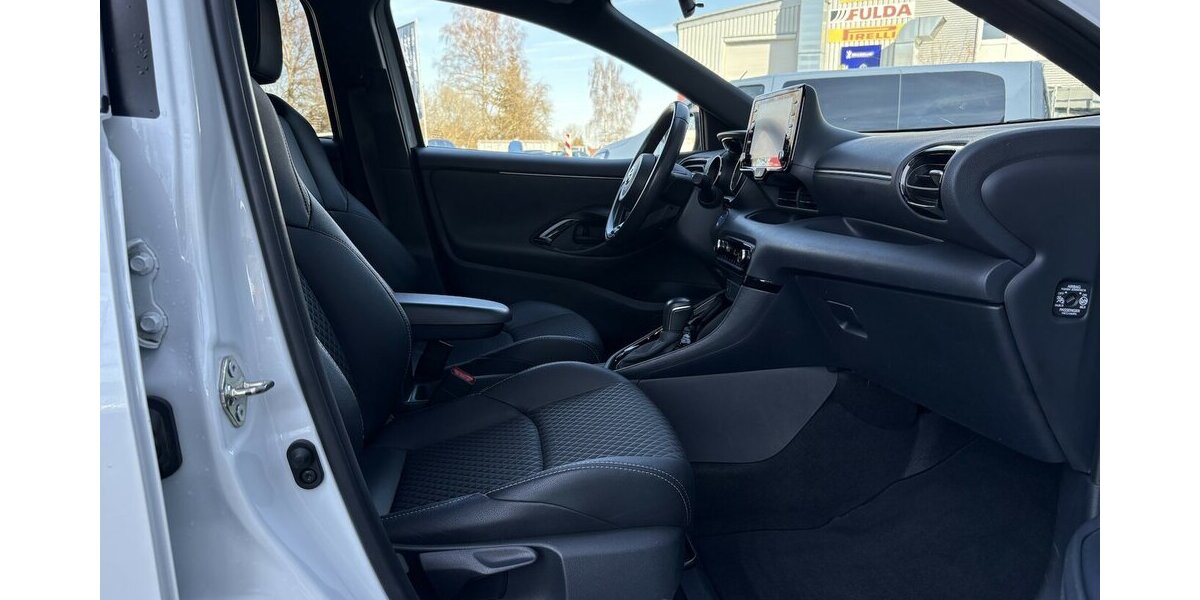 Toyota Yaris 1.5 Hybrid Black&White DAB/KAMERA/1.HAND 29.792 km 19.900 &euro; Villingen-Schwenningen 78054