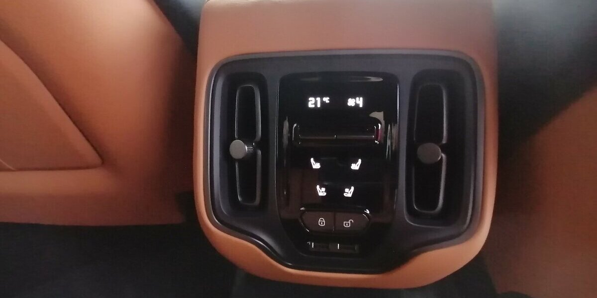 Aston Martin DBX Concours Blau Vollausstattung-6 800 KM- 6.800 km 149.998 &euro; Landau 76829