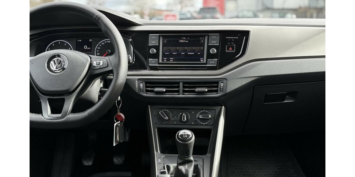 VW Polo VI 1.0 TSI Comfortline PDC/SHZ/ISOFIX/TOUCH 102.216 km 11.900 &euro; Villingen-Schwenningen 78054