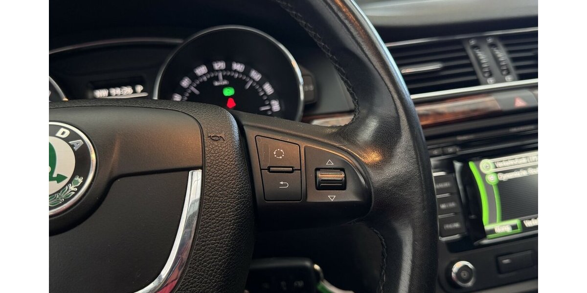 Skoda Superb Elegance elektr. Sitze & Panoramadach 104.000 km 9.999 &euro; Lich 35423