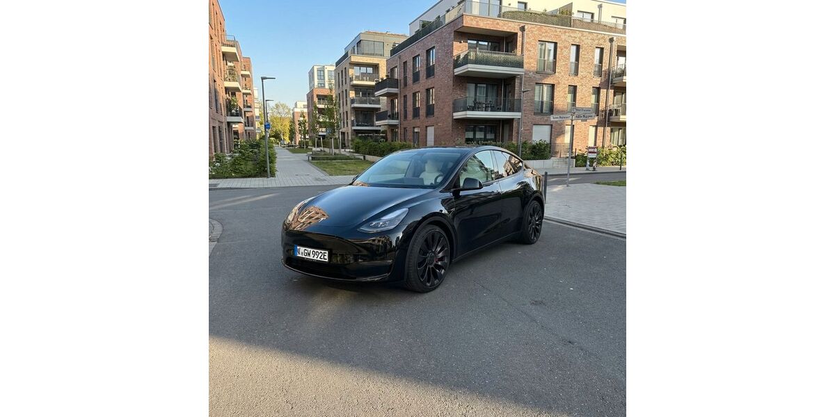 Tesla Model Y 21.000 km 39.900 &euro; Köln 50676