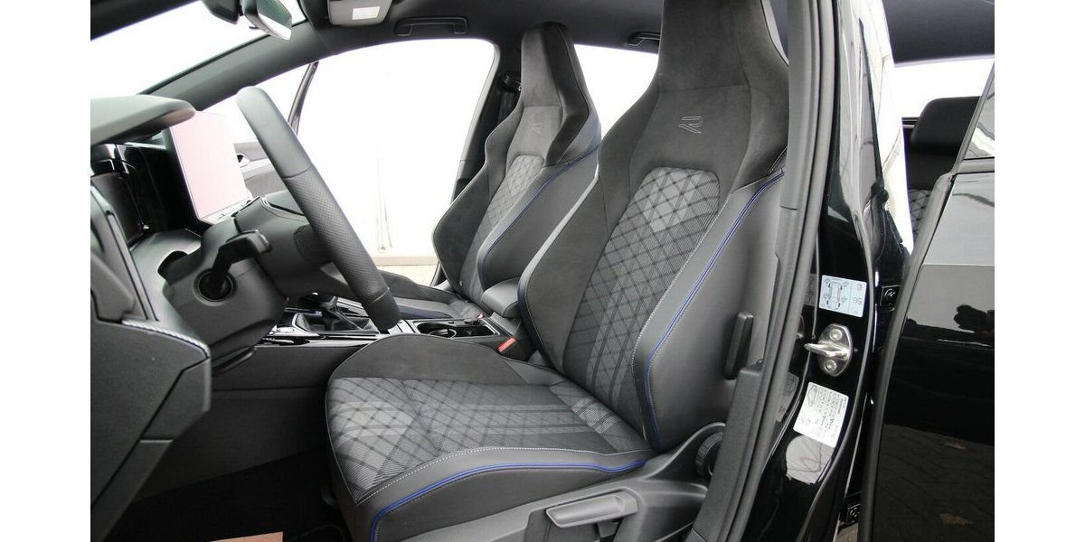 VW Golf VIII Variant 1.5 TSI R-Line LED+KAMERA+ACC 32.175 km 26.600 &euro; Hagenow 19230