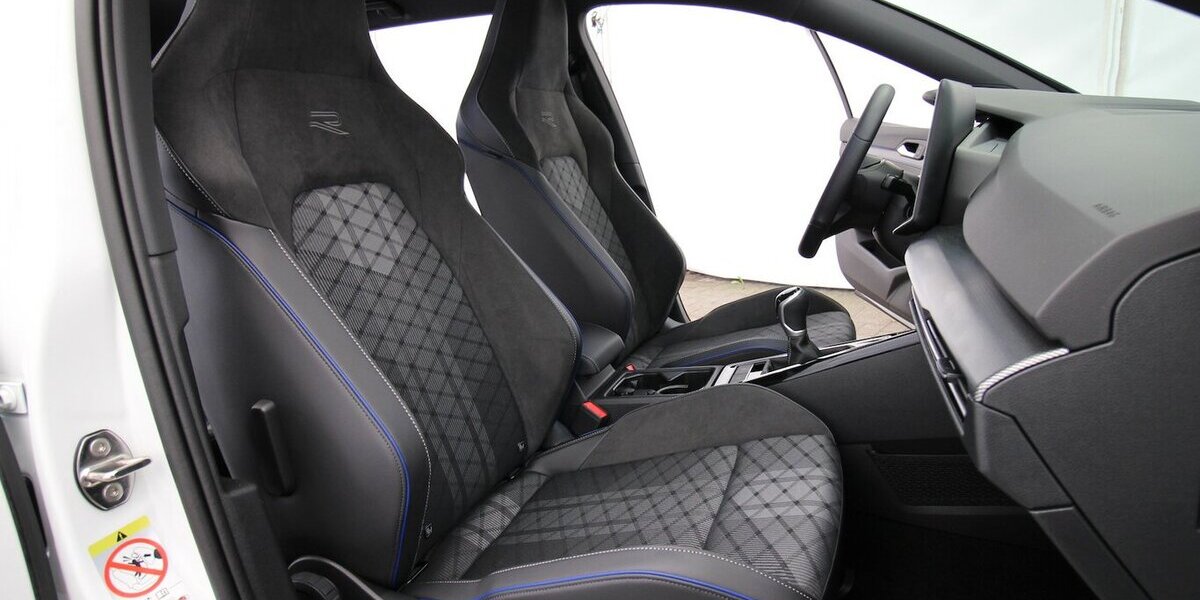 VW Golf VIII Variant 1.5 TSI R-Line LED+KAMERA+ACC 29.466 km 26.700 &euro; Hagenow 19230