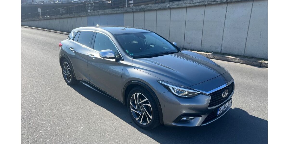 INFINITI Q30 165.972 km 12.900 &euro; Berlin 10627