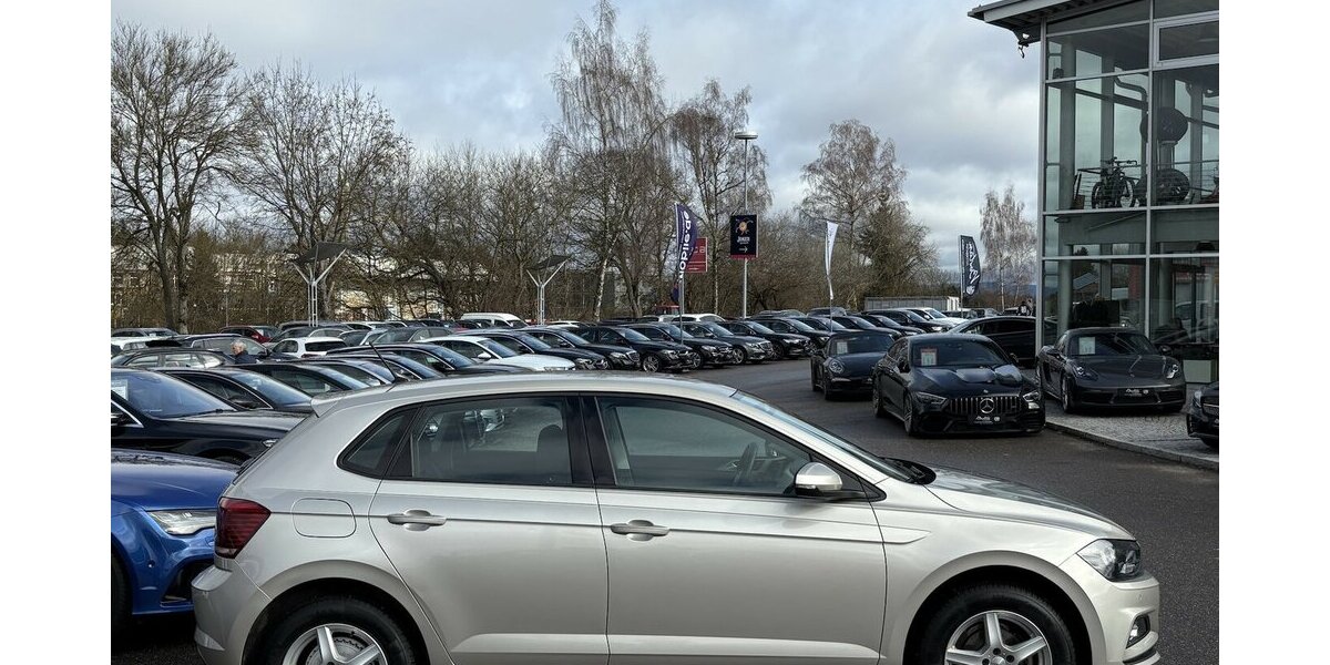 VW Polo VI 1.0 TSI Comfortline PDC/SHZ/ISOFIX/TOUCH 102.216 km 11.900 &euro; Villingen-Schwenningen 78054