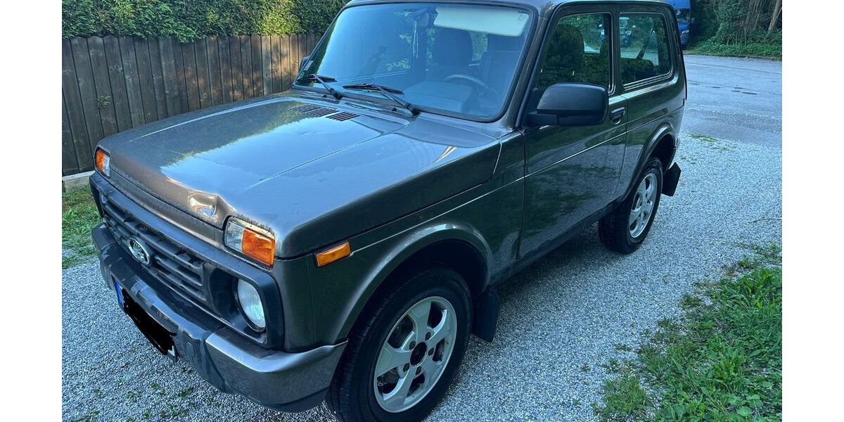 Lada Urban 55.000 km 8.900 &euro; München 81827