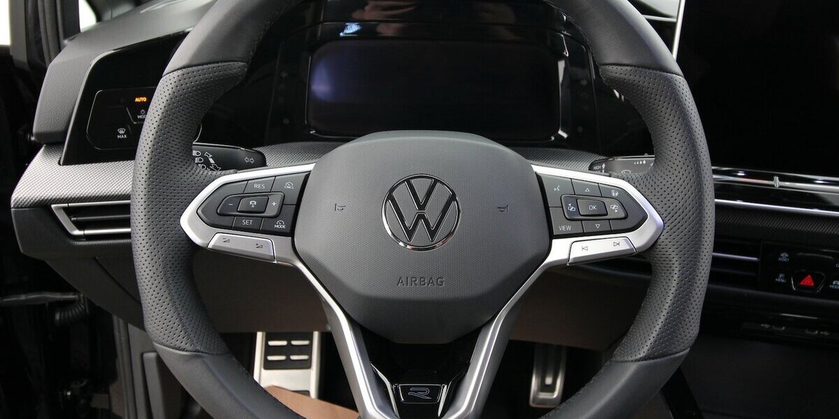 VW Golf VIII Variant 1.5 TSI R-Line LED+KAMERA+ACC 35.963 km 25.900 &euro; Hagenow 19230