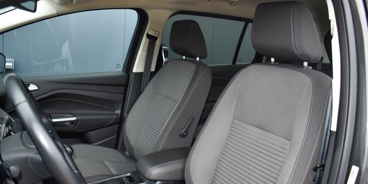 Ford Grand C-MAX Titanium EcoBoost 1.5l M/T 71.415 km 13.450 &euro; Höchberg-Würzburg 97204