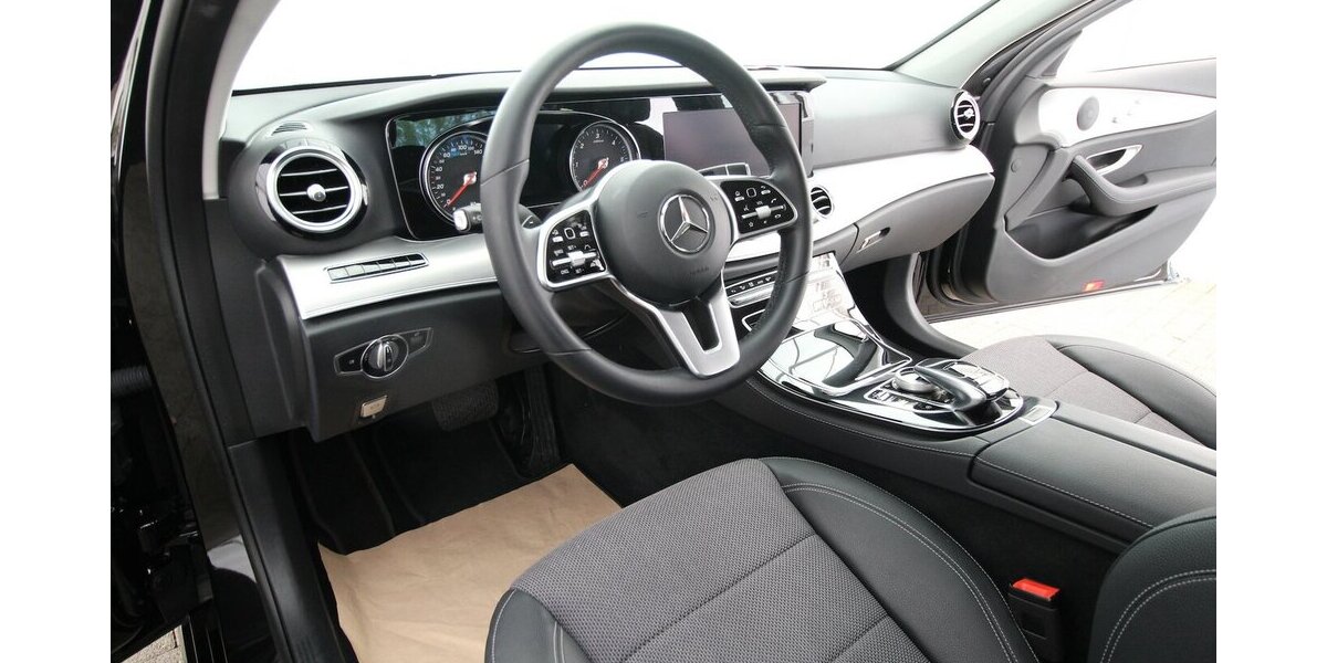 Mercedes-Benz E 220 d Avantgarde NAVI+LED+KAMERA+STANDHEIZUNG 29.693 km 36.900 &euro; Hagenow 19230
