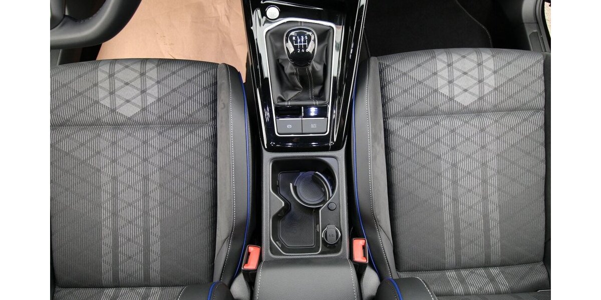 VW Golf VIII Variant 1.5 TSI R-Line LED+KAMERA+ACC 30.953 km 26.700 &euro; Hagenow 19230