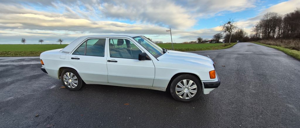 Mercedes-Benz 190 114.001 km 9.900 &euro; Soest 59494