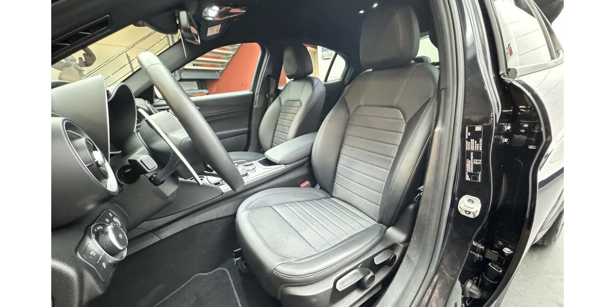 Alfa Romeo Giulia 2.0 Sprint Turbo 16V Xenon Leder Carplay 23.400 km 29.890 &euro; Lich 35423