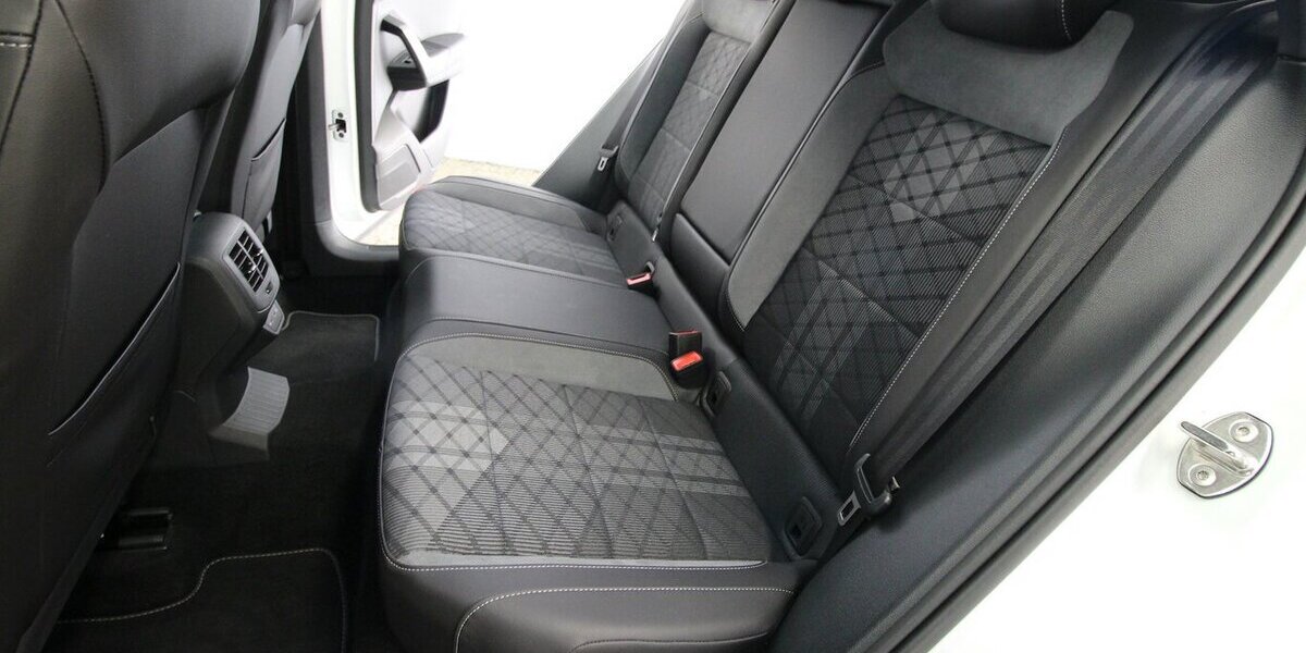 VW T-Roc TSI R-Line LED+ACC+SITZHEIZUNG 22.040 km 24.900 &euro; Hagenow 19230