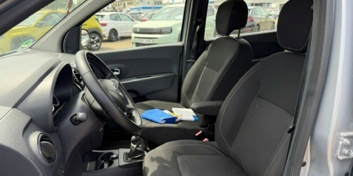Dacia Lodgy 7 Sitze Kamera Klima Navi 25.444 km 13.999 &euro; Frankfurt 60386