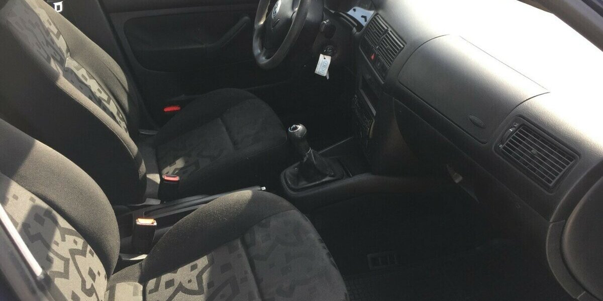 VW Golf 4 Türig,Tüv 01/28! 220.000 km 1.500 &euro; Himmelkron 95502