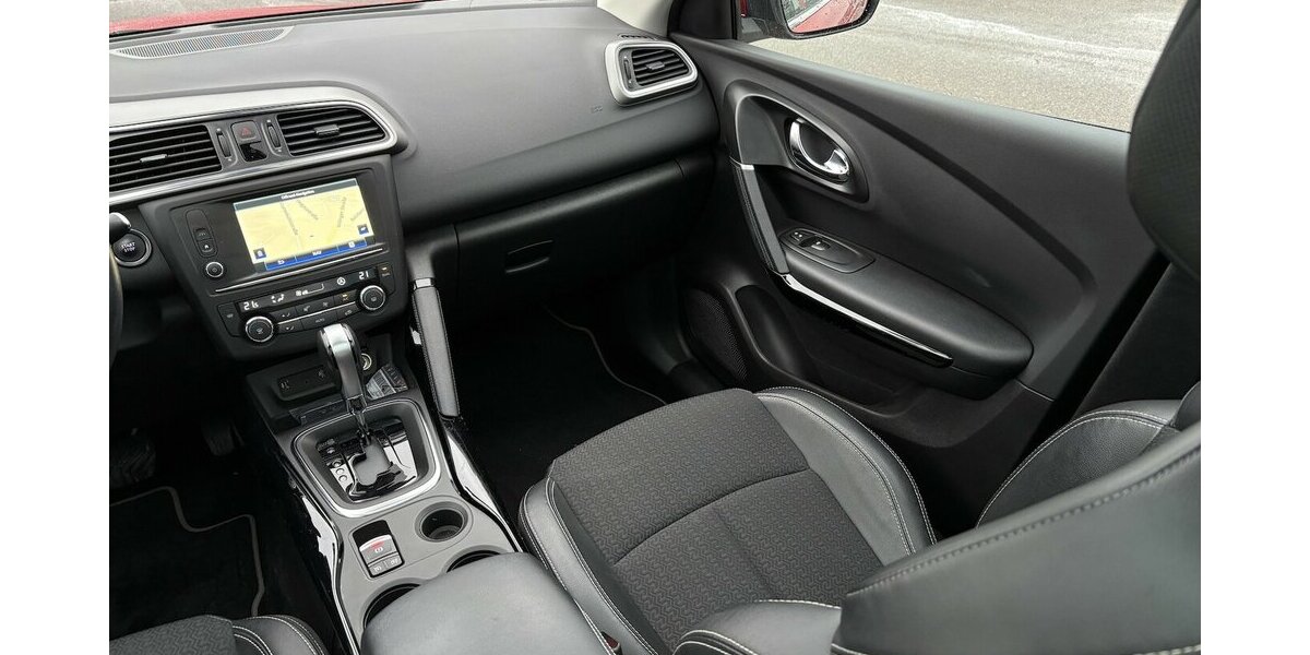 Renault Kadjar 1.2 Collection PANORAMA/NAVI/SHZ/PDC/GRA 71.999 km 13.900 &euro; Villingen-Schwenningen 78054