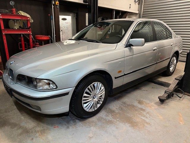 BMW 528 199.200 km 3.600 &euro; Stade 21680