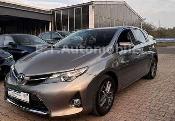 Toyota Auris 28.553 km 13.299 &euro; Butzbach 35510