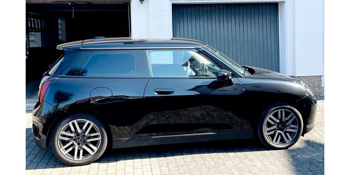 Mini Cooper E 2.500 km 27.900 &euro; Mittenaar 35756