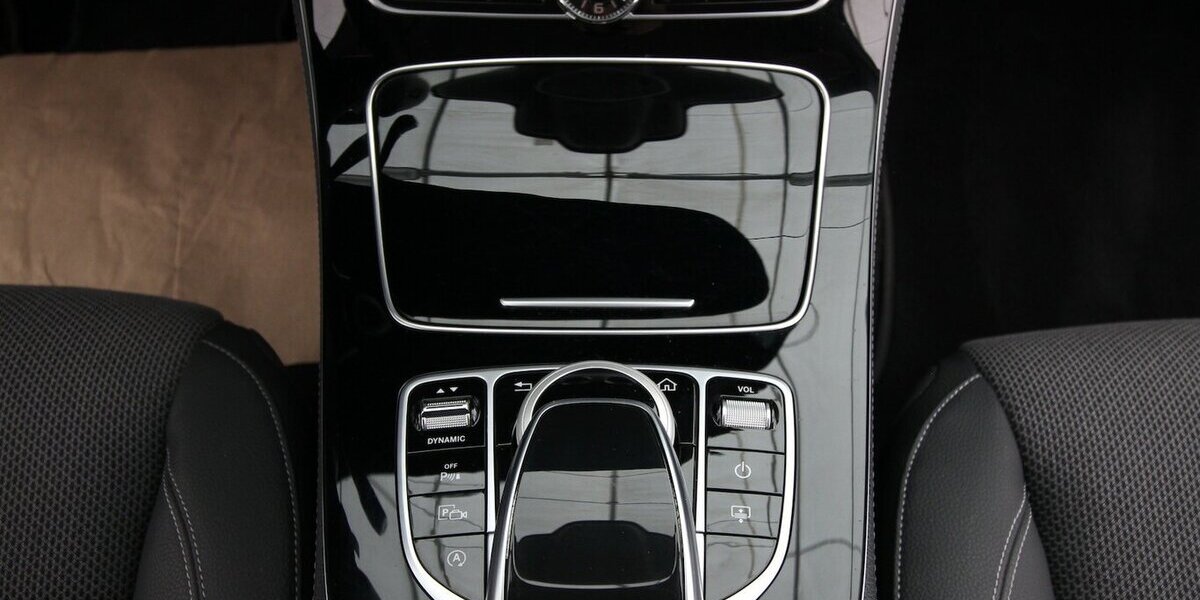 Mercedes-Benz E 220 d Avantgarde NAVI+LED+KAMERA+STANDHEIZUNG 29.693 km 36.900 &euro; Hagenow 19230