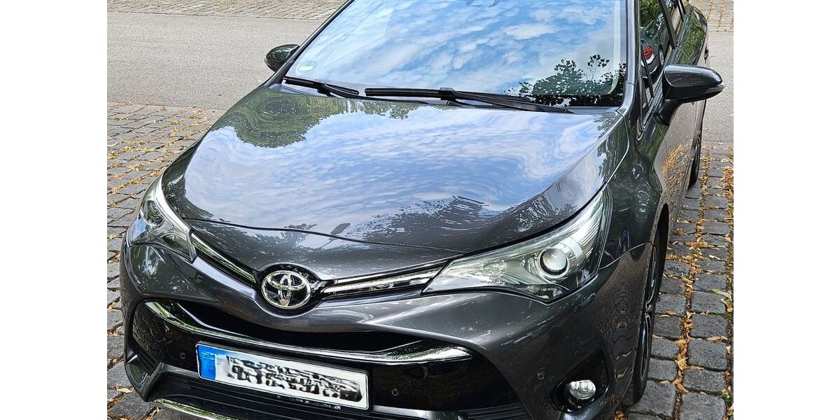 Toyota Avensis 62.000 km 19.900 &euro; München 81735