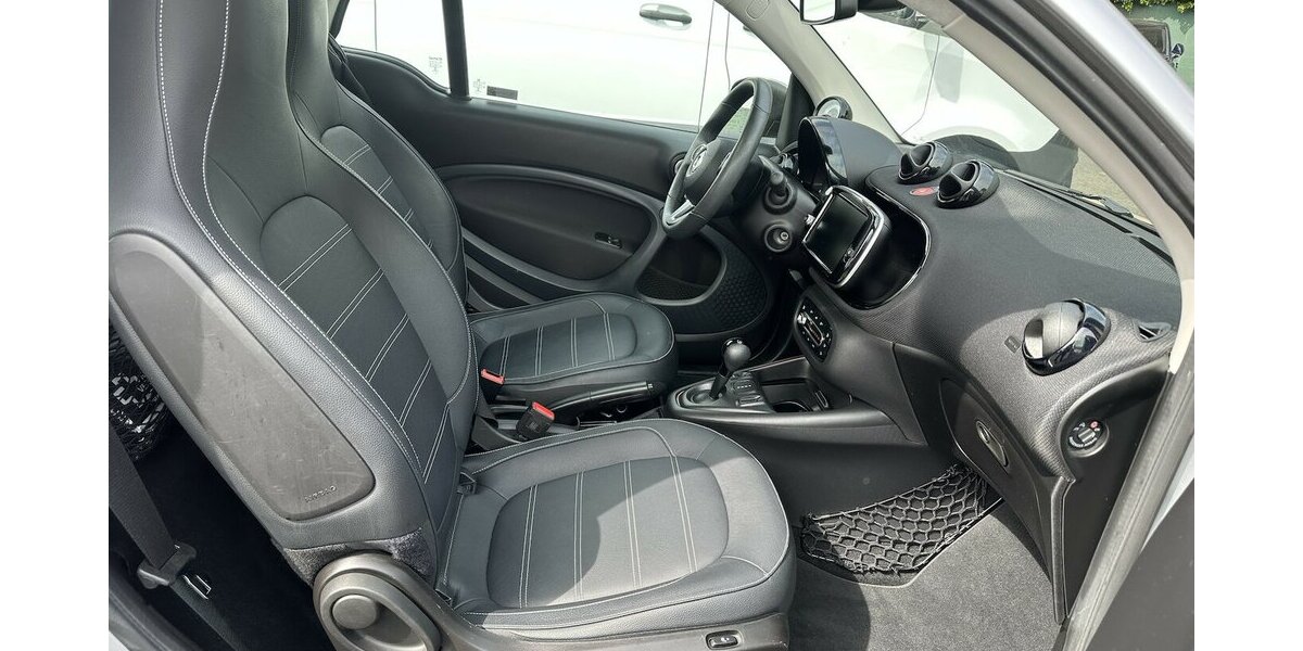 Smart EQ fortwo electric drive EQ Prime Glasdach LED 19.071 km 13.900 &euro; Mainz 55122