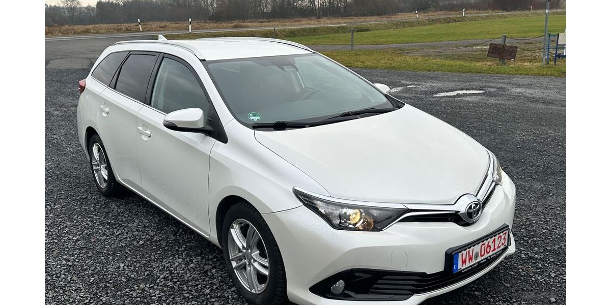 Toyota Auris 121.000 km 11.490 &euro; Westerburg 56457