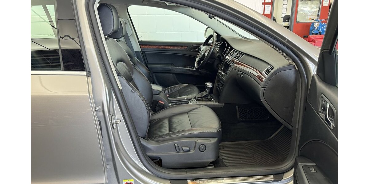 Skoda Superb Elegance elektr. Sitze & Panoramadach 104.000 km 9.999 &euro; Lich 35423