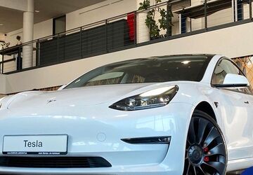 Tesla Model 3 64.987 km 31.980 &euro; Landshut 84030
