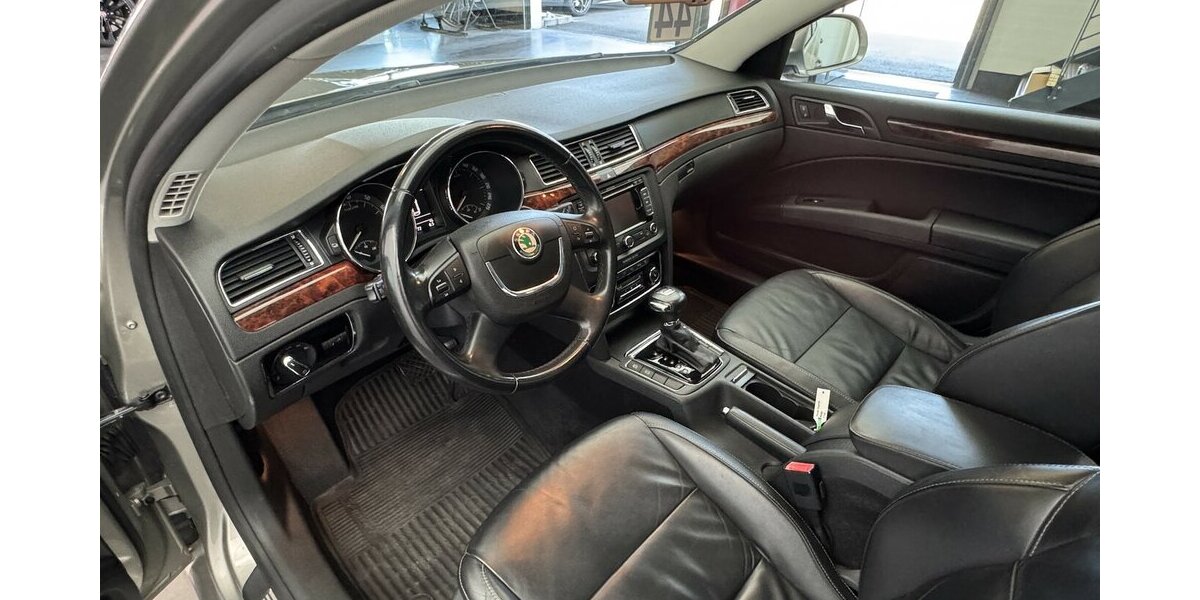 Skoda Superb Elegance elektr. Sitze & Panoramadach 104.000 km 9.999 &euro; Lich 35423