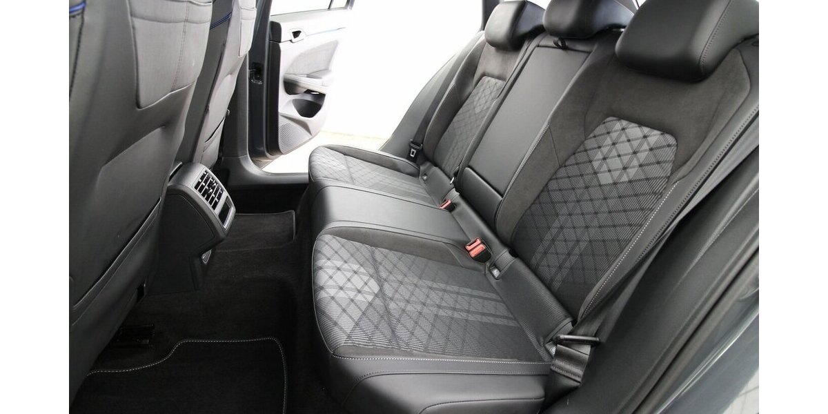 VW Golf VIII Variant 1.5 TSI R-Line LED+KAMERA+ACC 29.927 km 26.500 &euro; Hagenow 19230