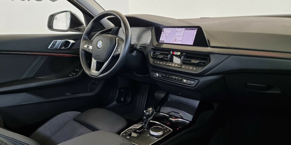 BMW 116d Sport Line DSG LED Live Cockpit Klima Pano 71.300 km 23.900 &euro; Garrel 49681
