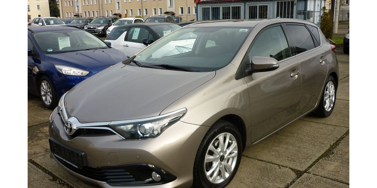 Toyota Auris 136.000 km 9.800 &euro; Gera 07548